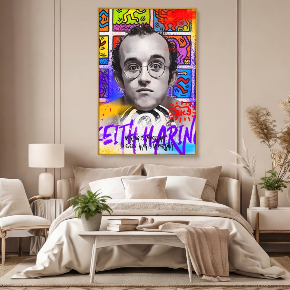 Tablou canvas cu tablou canvas cu portret alb negru si grafica keith haring, in rama de aluminiu auriu, pe perete intr-un dormitor